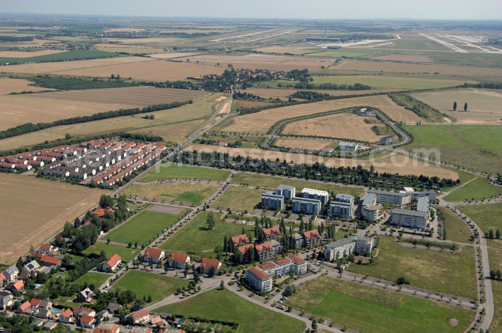 Aerial photograph Großkugel - Der Gewerbepark Großkugel bietet mehr als nur Gewerbegrundstücke. Flexible Grundstücksgrößen, bedarfsgerechten Zuschnitt der Grundstücke, ebene Lage, sofortige Bebaubarkeit. Das alles in der Nähe des Flughafens Leipzig-Halle, der Autobahn A9 (Nürnberg - Berlin) und der Bundesstraße B6. Ein sehr guter Standort für Industrie-, Gewerbe- und Büroansiedlung. Ein Projekt der HVB-Immobilien AG.