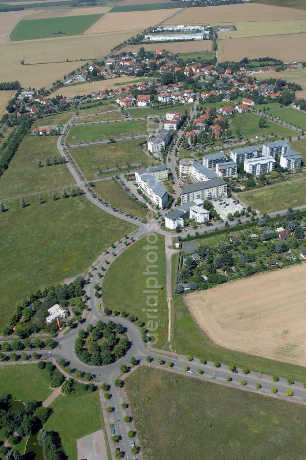 Großkugel from above - Der Gewerbepark Großkugel bietet mehr als nur Gewerbegrundstücke. Flexible Grundstücksgrößen, bedarfsgerechten Zuschnitt der Grundstücke, ebene Lage, sofortige Bebaubarkeit. Das alles in der Nähe des Flughafens Leipzig-Halle, der Autobahn A9 (Nürnberg - Berlin) und der Bundesstraße B6. Ein sehr guter Standort für Industrie-, Gewerbe- und Büroansiedlung. Ein Projekt der HVB-Immobilien AG.