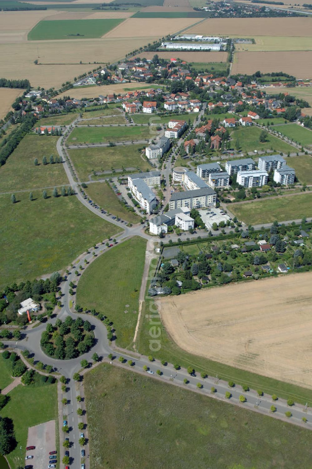 Großkugel from the bird's eye view: Der Gewerbepark Großkugel bietet mehr als nur Gewerbegrundstücke. Flexible Grundstücksgrößen, bedarfsgerechten Zuschnitt der Grundstücke, ebene Lage, sofortige Bebaubarkeit. Das alles in der Nähe des Flughafens Leipzig-Halle, der Autobahn A9 (Nürnberg - Berlin) und der Bundesstraße B6. Ein sehr guter Standort für Industrie-, Gewerbe- und Büroansiedlung. Ein Projekt der HVB-Immobilien AG.