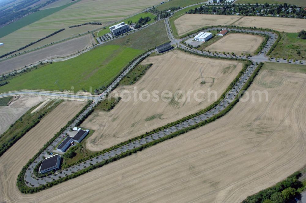 Aerial photograph Großkugel - Der Gewerbepark Großkugel bietet mehr als nur Gewerbegrundstücke. Flexible Grundstücksgrößen, bedarfsgerechten Zuschnitt der Grundstücke, ebene Lage, sofortige Bebaubarkeit. Das alles in der Nähe des Flughafens Leipzig-Halle, der Autobahn A9 (Nürnberg - Berlin) und der Bundesstraße B6. Ein sehr guter Standort für Industrie-, Gewerbe- und Büroansiedlung. Ein Projekt der HVB-Immobilien AG.