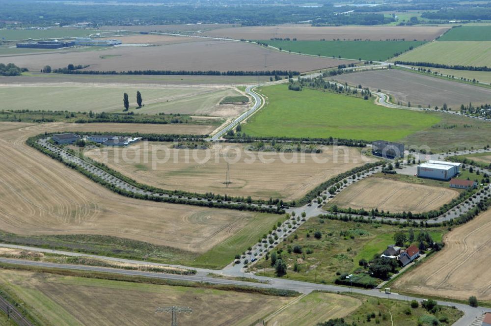 Aerial photograph Großkugel - Der Gewerbepark Großkugel bietet mehr als nur Gewerbegrundstücke. Flexible Grundstücksgrößen, bedarfsgerechten Zuschnitt der Grundstücke, ebene Lage, sofortige Bebaubarkeit. Das alles in der Nähe des Flughafens Leipzig-Halle, der Autobahn A9 (Nürnberg - Berlin) und der Bundesstraße B6. Ein sehr guter Standort für Industrie-, Gewerbe- und Büroansiedlung. Ein Projekt der HVB-Immobilien AG.