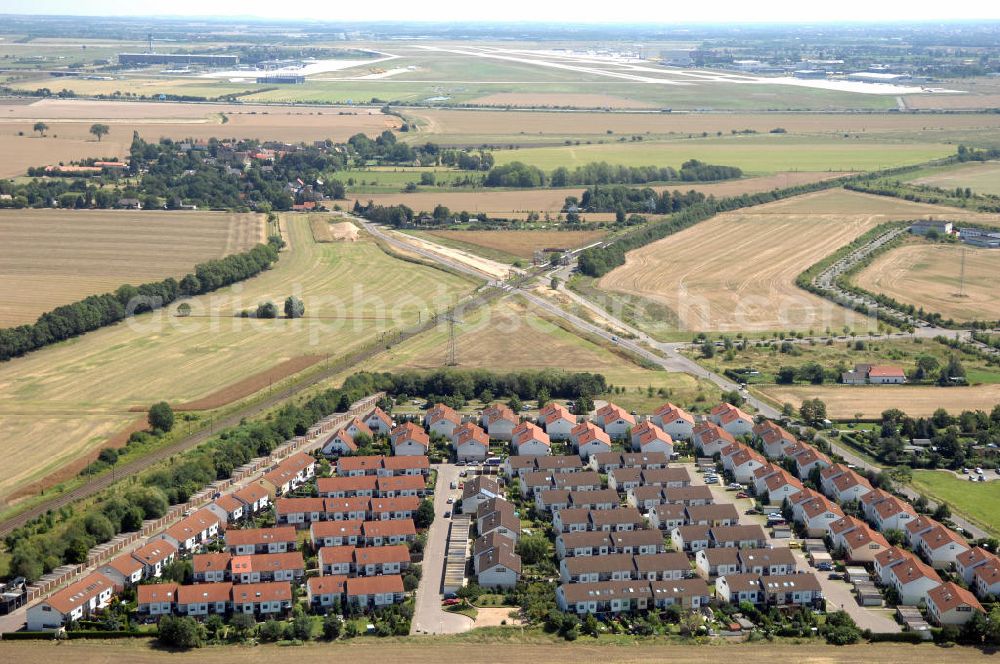 Großkugel from above - Der Gewerbepark Großkugel bietet mehr als nur Gewerbegrundstücke. Flexible Grundstücksgrößen, bedarfsgerechten Zuschnitt der Grundstücke, ebene Lage, sofortige Bebaubarkeit. Das alles in der Nähe des Flughafens Leipzig-Halle, der Autobahn A9 (Nürnberg - Berlin) und der Bundesstraße B6. Ein sehr guter Standort für Industrie-, Gewerbe- und Büroansiedlung. Ein Projekt der HVB-Immobilien AG.