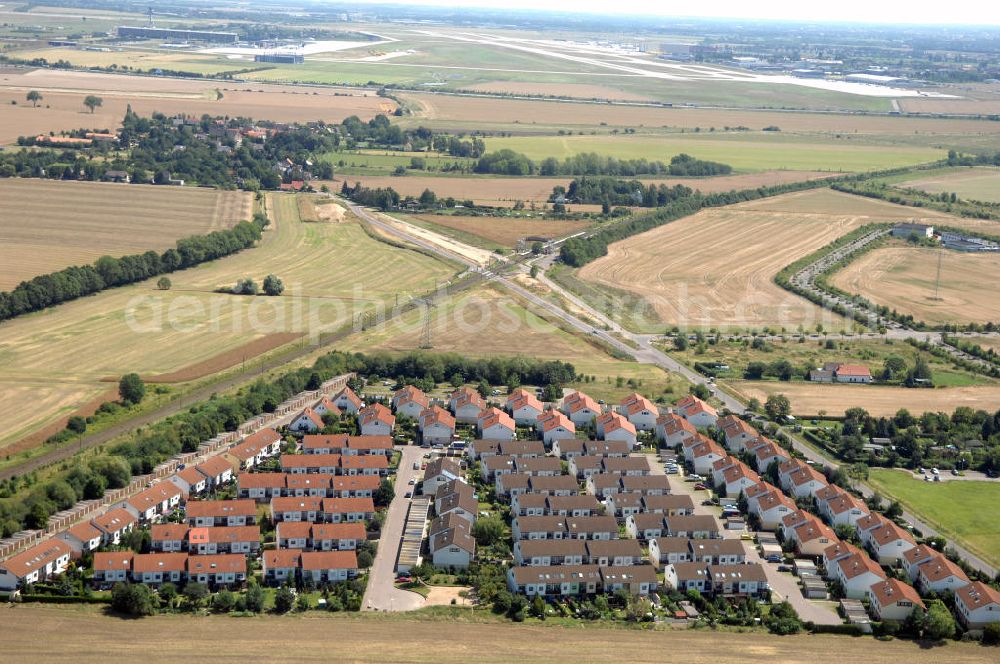 Großkugel from the bird's eye view: Der Gewerbepark Großkugel bietet mehr als nur Gewerbegrundstücke. Flexible Grundstücksgrößen, bedarfsgerechten Zuschnitt der Grundstücke, ebene Lage, sofortige Bebaubarkeit. Das alles in der Nähe des Flughafens Leipzig-Halle, der Autobahn A9 (Nürnberg - Berlin) und der Bundesstraße B6. Ein sehr guter Standort für Industrie-, Gewerbe- und Büroansiedlung. Ein Projekt der HVB-Immobilien AG.