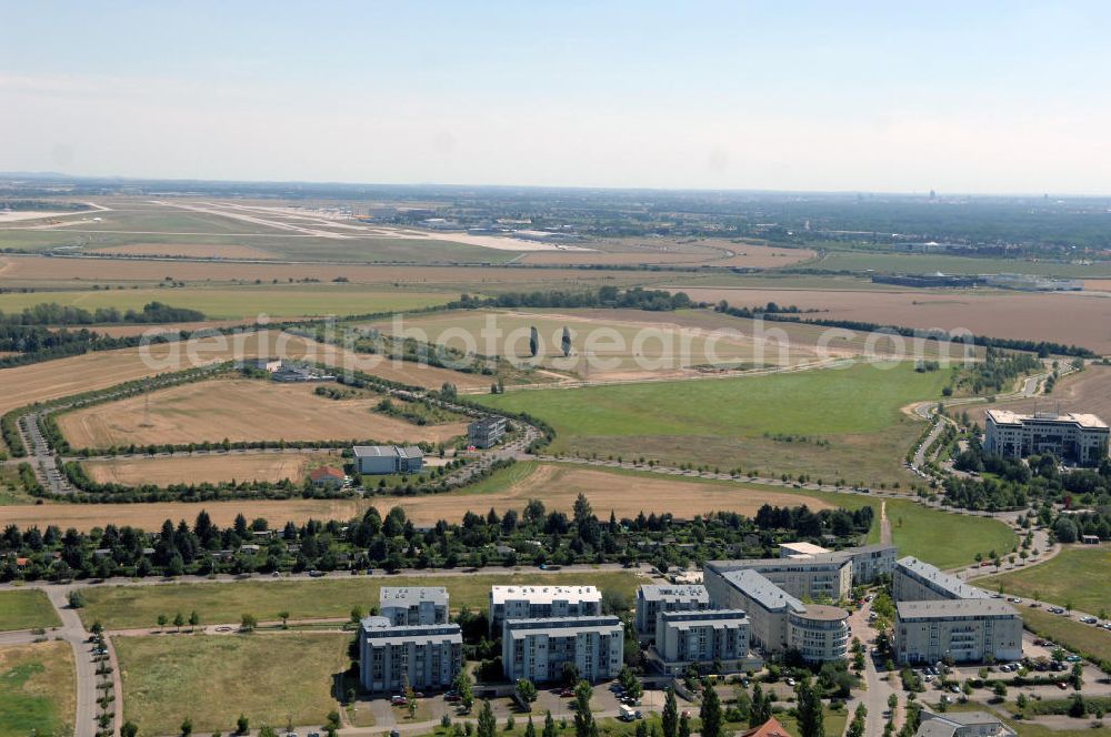 Großkugel from above - Der Gewerbepark Großkugel bietet mehr als nur Gewerbegrundstücke. Flexible Grundstücksgrößen, bedarfsgerechten Zuschnitt der Grundstücke, ebene Lage, sofortige Bebaubarkeit. Das alles in der Nähe des Flughafens Leipzig-Halle, der Autobahn A9 (Nürnberg - Berlin) und der Bundesstraße B6. Ein sehr guter Standort für Industrie-, Gewerbe- und Büroansiedlung. Ein Projekt der HVB-Immobilien AG.