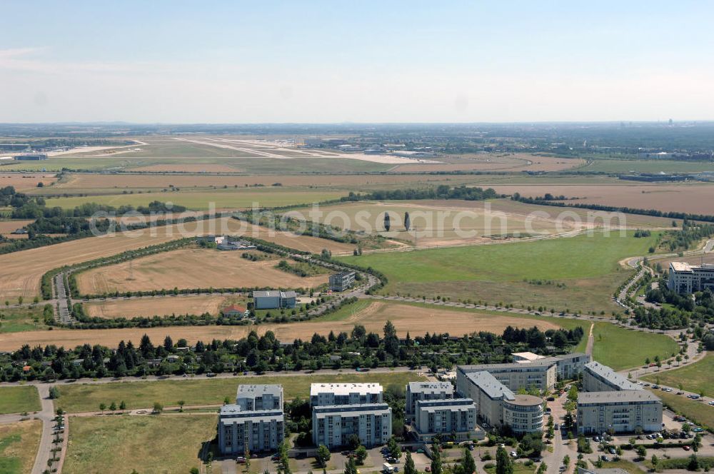 Großkugel from the bird's eye view: Der Gewerbepark Großkugel bietet mehr als nur Gewerbegrundstücke. Flexible Grundstücksgrößen, bedarfsgerechten Zuschnitt der Grundstücke, ebene Lage, sofortige Bebaubarkeit. Das alles in der Nähe des Flughafens Leipzig-Halle, der Autobahn A9 (Nürnberg - Berlin) und der Bundesstraße B6. Ein sehr guter Standort für Industrie-, Gewerbe- und Büroansiedlung. Ein Projekt der HVB-Immobilien AG.