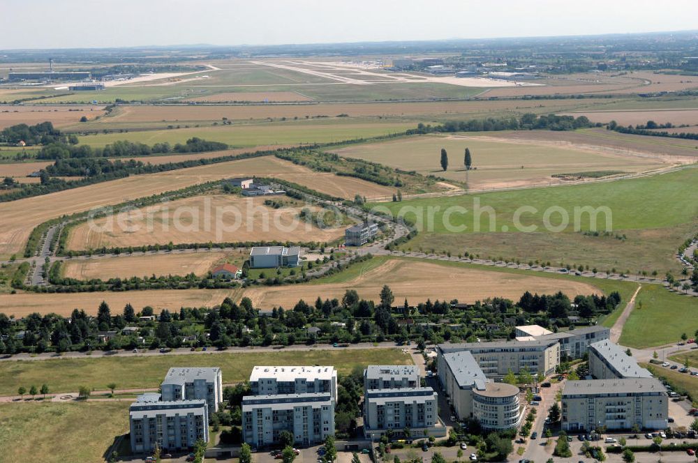 Aerial photograph Großkugel - Der Gewerbepark Großkugel bietet mehr als nur Gewerbegrundstücke. Flexible Grundstücksgrößen, bedarfsgerechten Zuschnitt der Grundstücke, ebene Lage, sofortige Bebaubarkeit. Das alles in der Nähe des Flughafens Leipzig-Halle, der Autobahn A9 (Nürnberg - Berlin) und der Bundesstraße B6. Ein sehr guter Standort für Industrie-, Gewerbe- und Büroansiedlung. Ein Projekt der HVB-Immobilien AG.