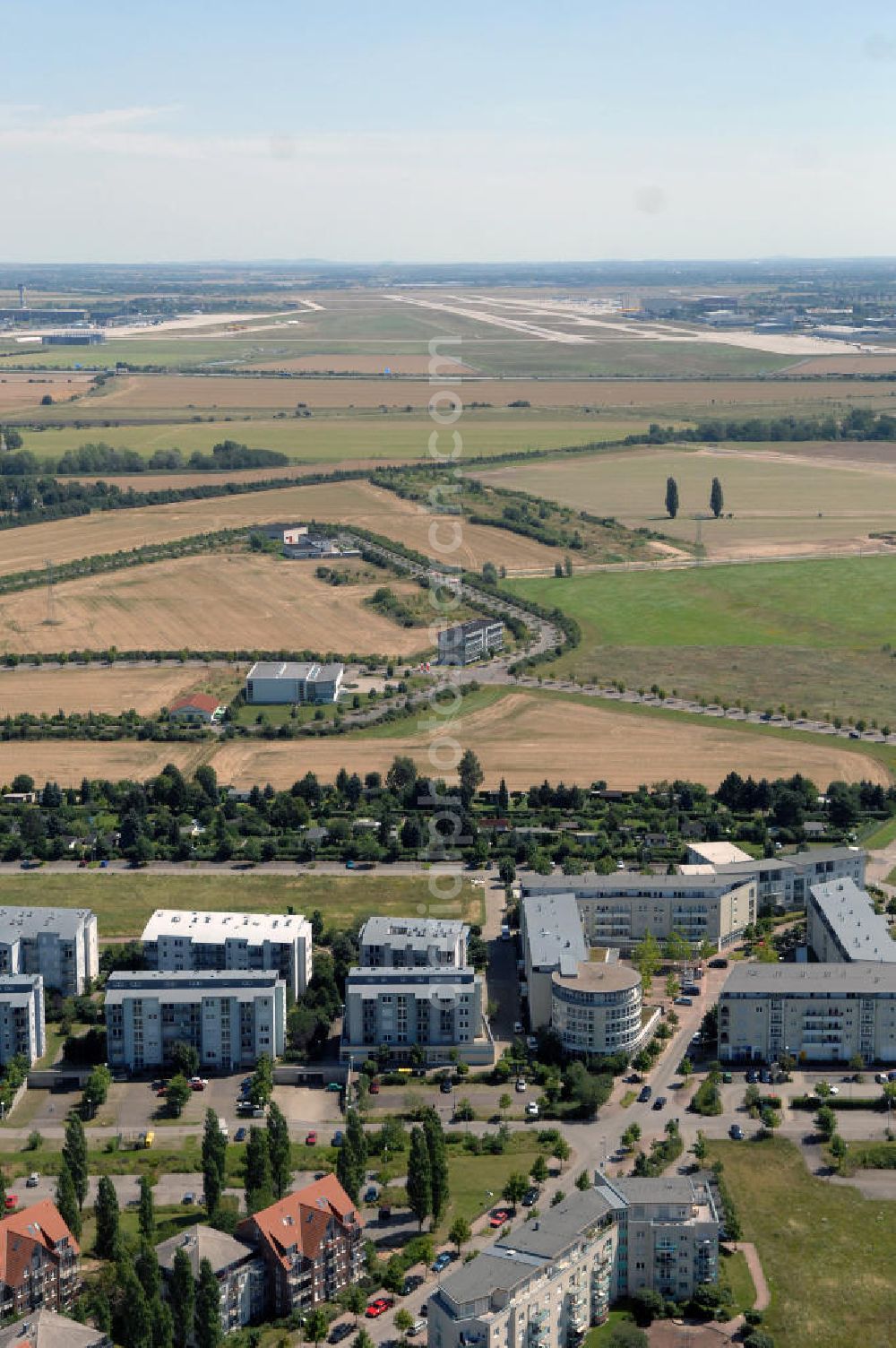 Großkugel from the bird's eye view: Der Gewerbepark Großkugel bietet mehr als nur Gewerbegrundstücke. Flexible Grundstücksgrößen, bedarfsgerechten Zuschnitt der Grundstücke, ebene Lage, sofortige Bebaubarkeit. Das alles in der Nähe des Flughafens Leipzig-Halle, der Autobahn A9 (Nürnberg - Berlin) und der Bundesstraße B6. Ein sehr guter Standort für Industrie-, Gewerbe- und Büroansiedlung. Ein Projekt der HVB-Immobilien AG.