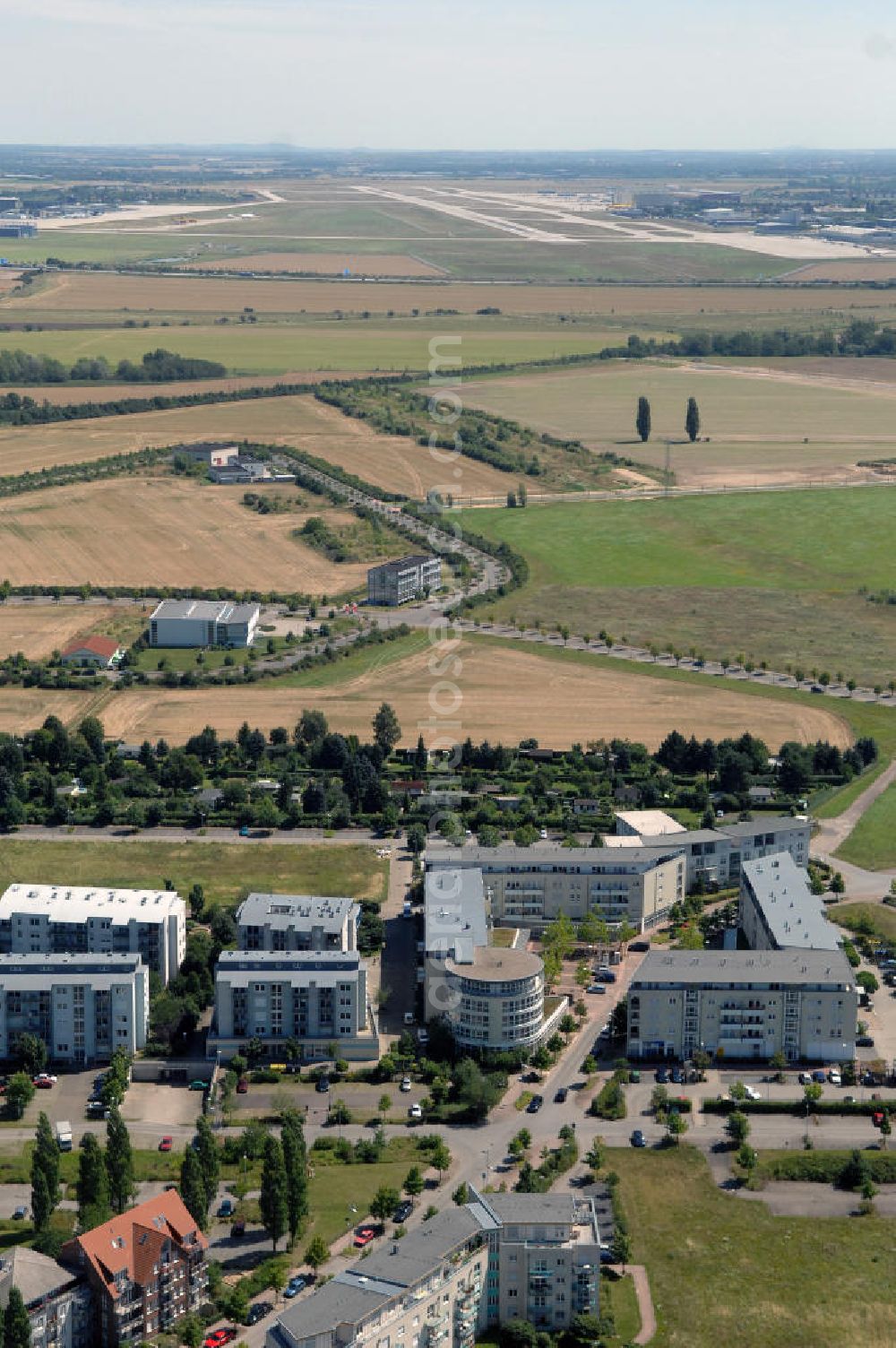 Aerial image Großkugel - Der Gewerbepark Großkugel bietet mehr als nur Gewerbegrundstücke. Flexible Grundstücksgrößen, bedarfsgerechten Zuschnitt der Grundstücke, ebene Lage, sofortige Bebaubarkeit. Das alles in der Nähe des Flughafens Leipzig-Halle, der Autobahn A9 (Nürnberg - Berlin) und der Bundesstraße B6. Ein sehr guter Standort für Industrie-, Gewerbe- und Büroansiedlung. Ein Projekt der HVB-Immobilien AG.