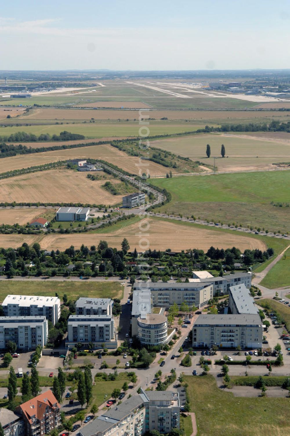 Aerial photograph Großkugel - Der Gewerbepark Großkugel bietet mehr als nur Gewerbegrundstücke. Flexible Grundstücksgrößen, bedarfsgerechten Zuschnitt der Grundstücke, ebene Lage, sofortige Bebaubarkeit. Das alles in der Nähe des Flughafens Leipzig-Halle, der Autobahn A9 (Nürnberg - Berlin) und der Bundesstraße B6. Ein sehr guter Standort für Industrie-, Gewerbe- und Büroansiedlung. Ein Projekt der HVB-Immobilien AG.