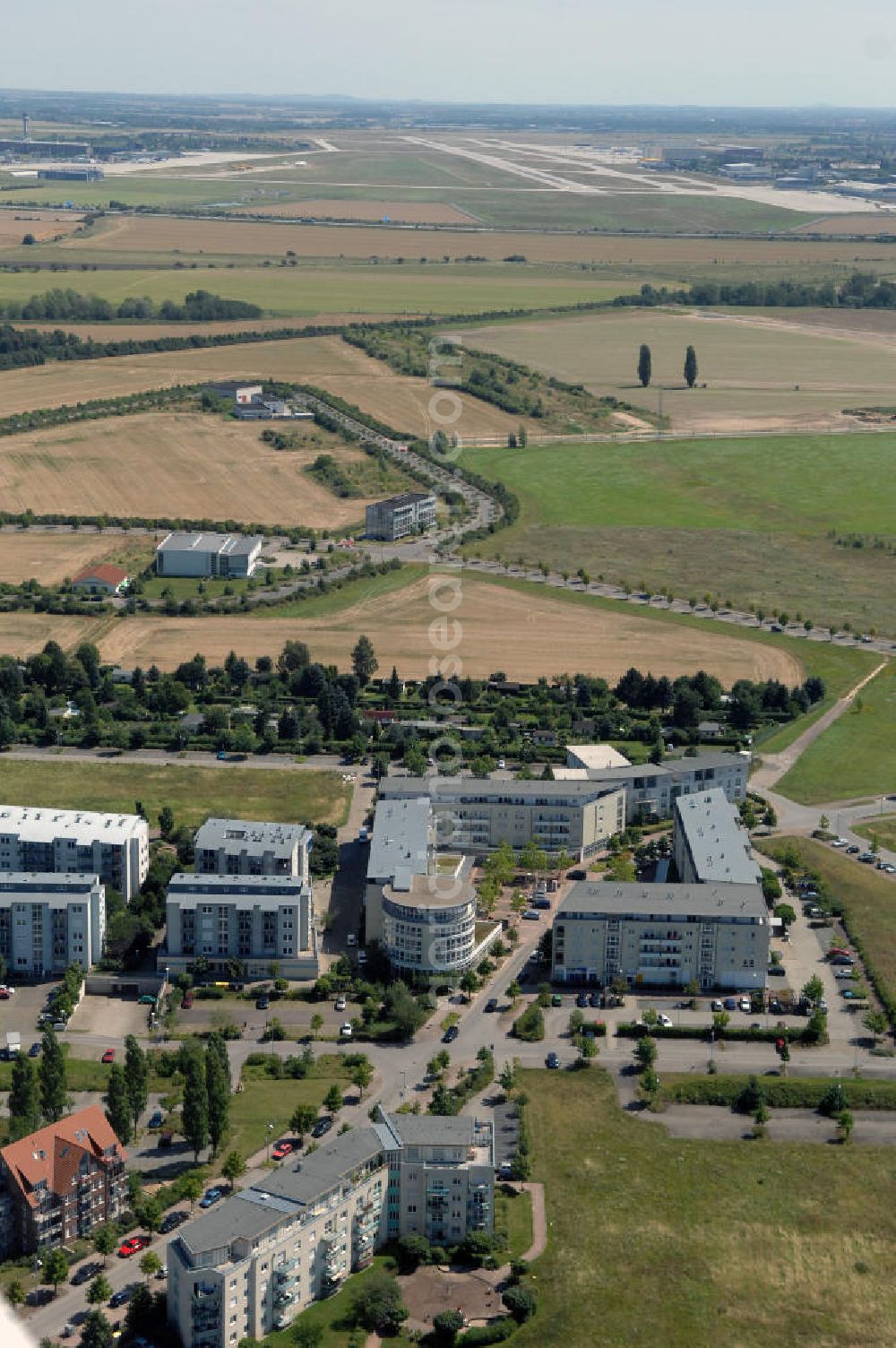 Großkugel from above - Der Gewerbepark Großkugel bietet mehr als nur Gewerbegrundstücke. Flexible Grundstücksgrößen, bedarfsgerechten Zuschnitt der Grundstücke, ebene Lage, sofortige Bebaubarkeit. Das alles in der Nähe des Flughafens Leipzig-Halle, der Autobahn A9 (Nürnberg - Berlin) und der Bundesstraße B6. Ein sehr guter Standort für Industrie-, Gewerbe- und Büroansiedlung. Ein Projekt der HVB-Immobilien AG.