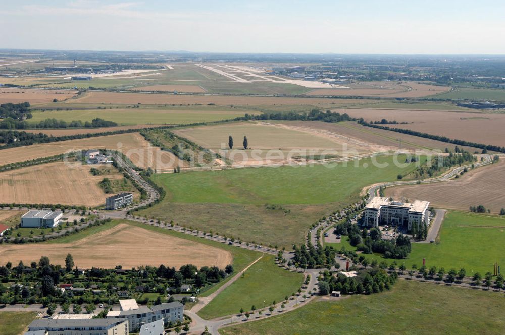 Großkugel from the bird's eye view: Der Gewerbepark Großkugel bietet mehr als nur Gewerbegrundstücke. Flexible Grundstücksgrößen, bedarfsgerechten Zuschnitt der Grundstücke, ebene Lage, sofortige Bebaubarkeit. Das alles in der Nähe des Flughafens Leipzig-Halle, der Autobahn A9 (Nürnberg - Berlin) und der Bundesstraße B6. Ein sehr guter Standort für Industrie-, Gewerbe- und Büroansiedlung. Ein Projekt der HVB-Immobilien AG.