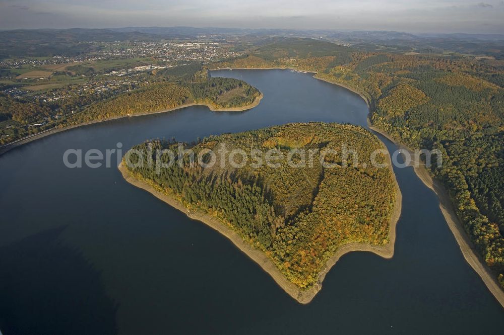 Attendorn from the bird's eye view: Blick auf die Gilberg-Insel im Biggesee, einem knapp 9 Quadratkilometer großen Stausee in Nordrhein-Westfalen. Die unbewohnte Insel entstand nach der Flutung des Biggesees und bildet mit der mit der benachbarten Uferregion ein Naturschutzgebiet. View of Gilberg Island in the lake Biggesee, an almost 9 square-kilometer storage lake in North Rhine-Westphalia. The uninhabited island was created by the flooding of the Biggesee and forms with the adjacent shore region a protected area.