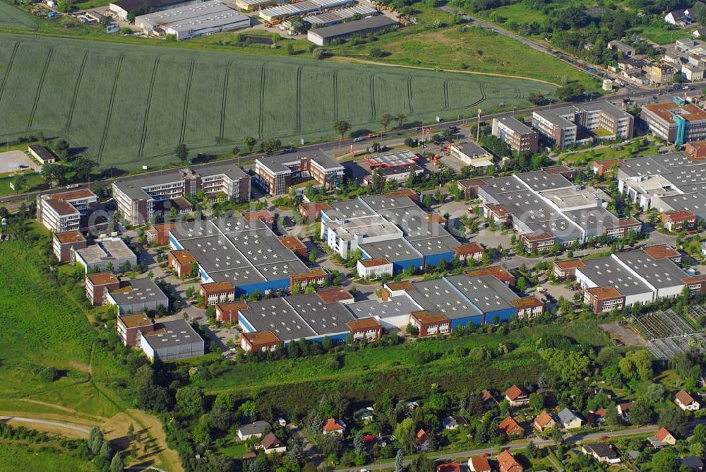 Aerial photograph Berlin - Blick auf den GIP-Gewerbepark Mahlsdorf der Union Investment Gruppe an der B1.