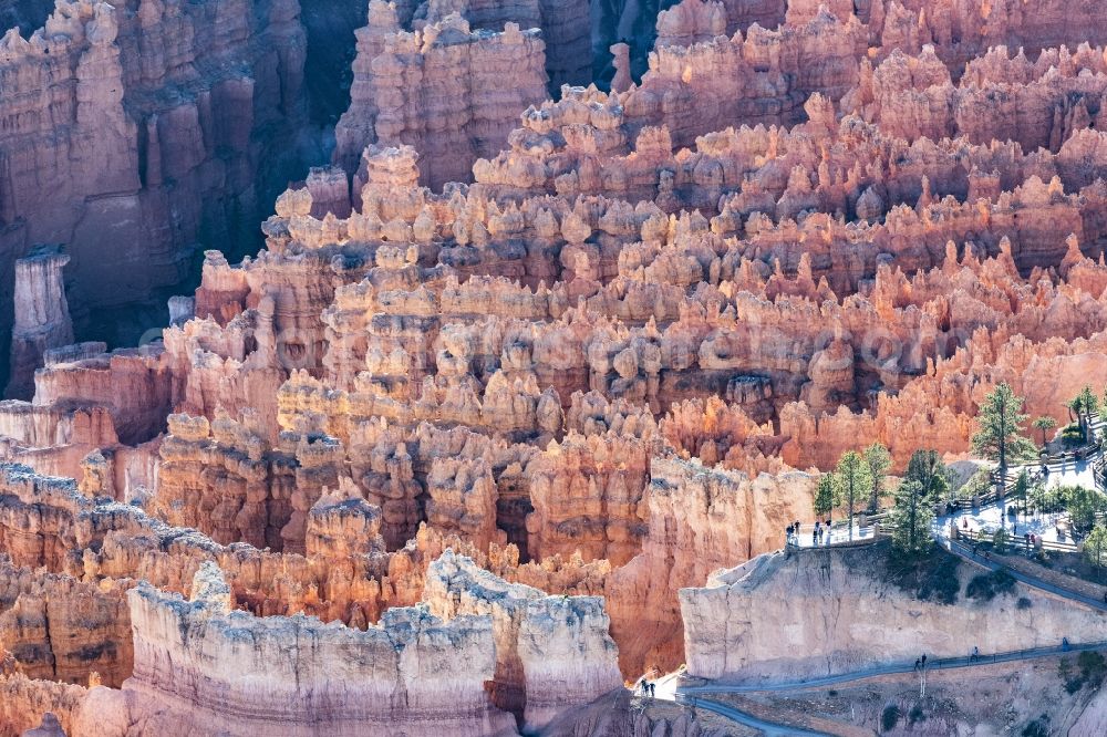 Bryce Canyon City from above - Rocky and mountainous landscape Felsformation in Bryce Canyon National Park in Bryce Canyon City in Utah, United States of America