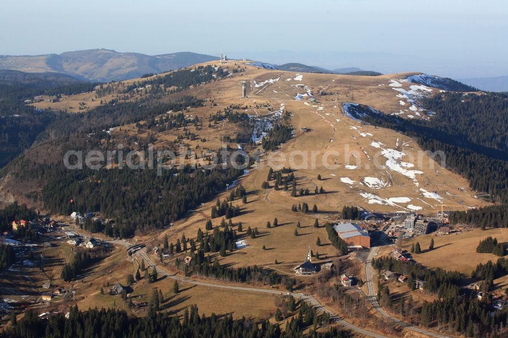 Aerial photograph Feldberg (Schwarzwald) - Almost without snow is the summit region of the highest mountain in the Black Forest, the Feldberg in Feldberg (Schwarzwald) in Baden-Wuerttemberg. In time for the winter season and the Christmas holidays the car park has been finished on the Seebuck and the new ski lift is ready to work. But there is no snow for winter sports.