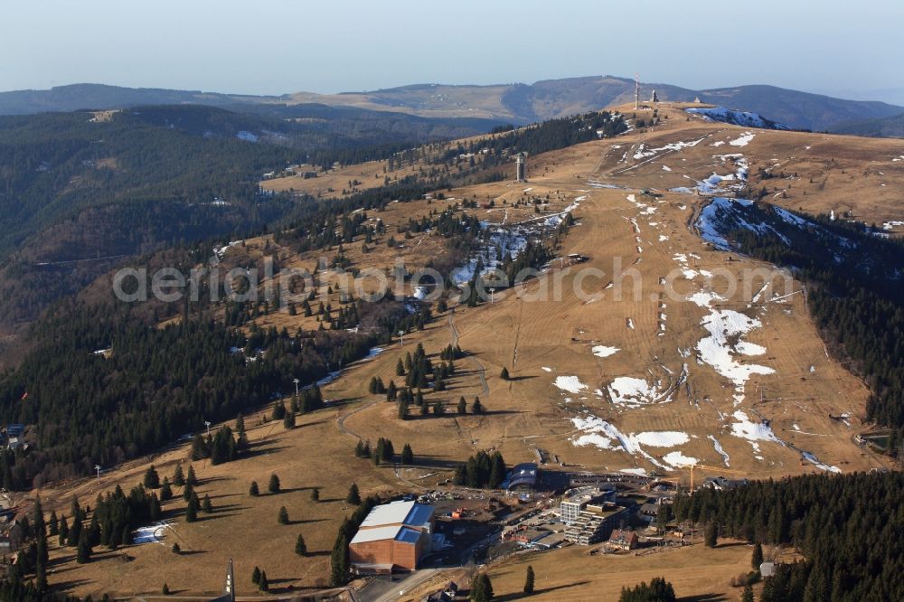 Aerial photograph Feldberg (Schwarzwald) - Almost without snow is the summit region of the highest mountain in the Black Forest, the Feldberg in Feldberg (Schwarzwald) in Baden-Wuerttemberg. In time for the winter season and the Christmas holidays the car park has been finished on the Seebuck and the new ski lift is ready to work. But there is no snow for winter sports.