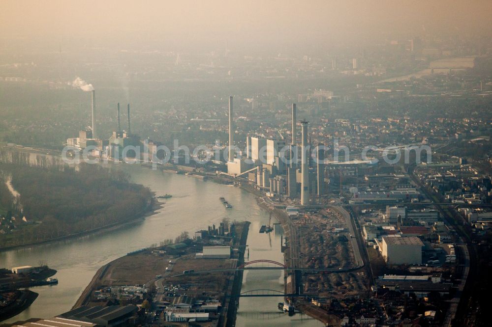 Mannheim from the bird's eye view: Power plants and exhaust towers of coal thermal power station Grosskraftwerk Mannheim AG at the shore of the Rhine river near Neckarau on street Plinaustrasse in Mannheim in the state Baden-Wurttemberg, Germany