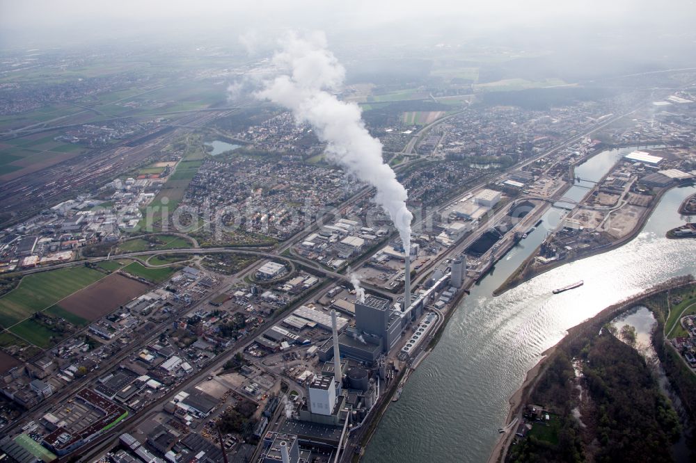 Mannheim from the bird's eye view: Power plants and exhaust towers of coal thermal power station Grosskraftwerk Mannheim AG at the shore of the Rhine river near Neckarau on street Plinaustrasse in Mannheim in the state Baden-Wurttemberg, Germany