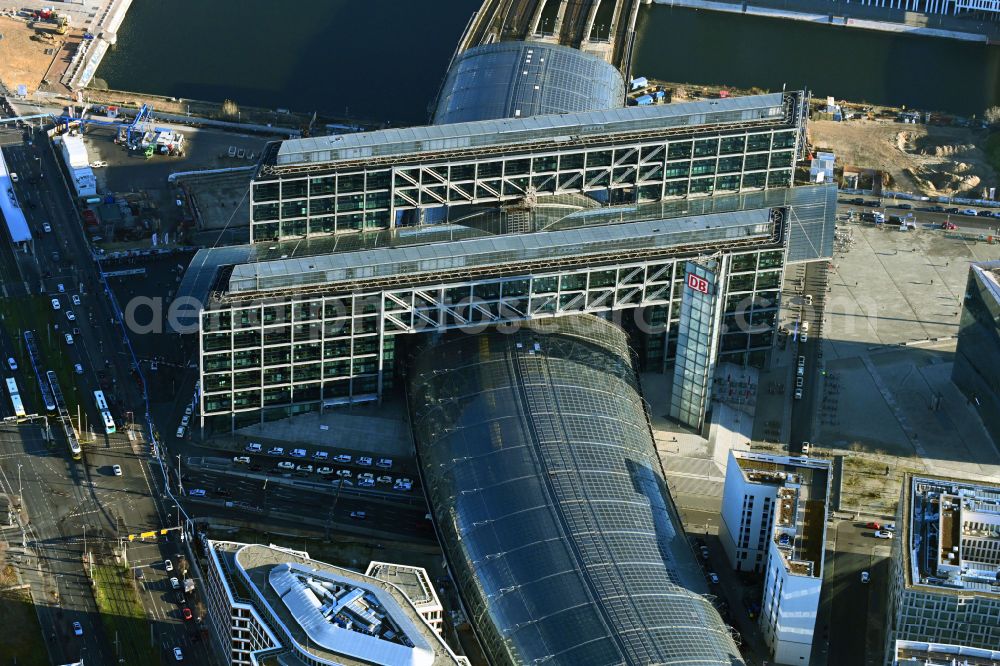 Aerial image Berlin - Track progress and building of the main station of the railway in Berlin, Germany