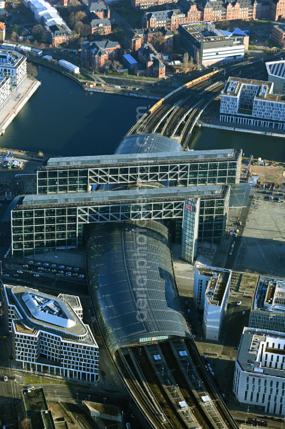 Aerial photograph Berlin - Track progress and building of the main station of the railway in Berlin, Germany