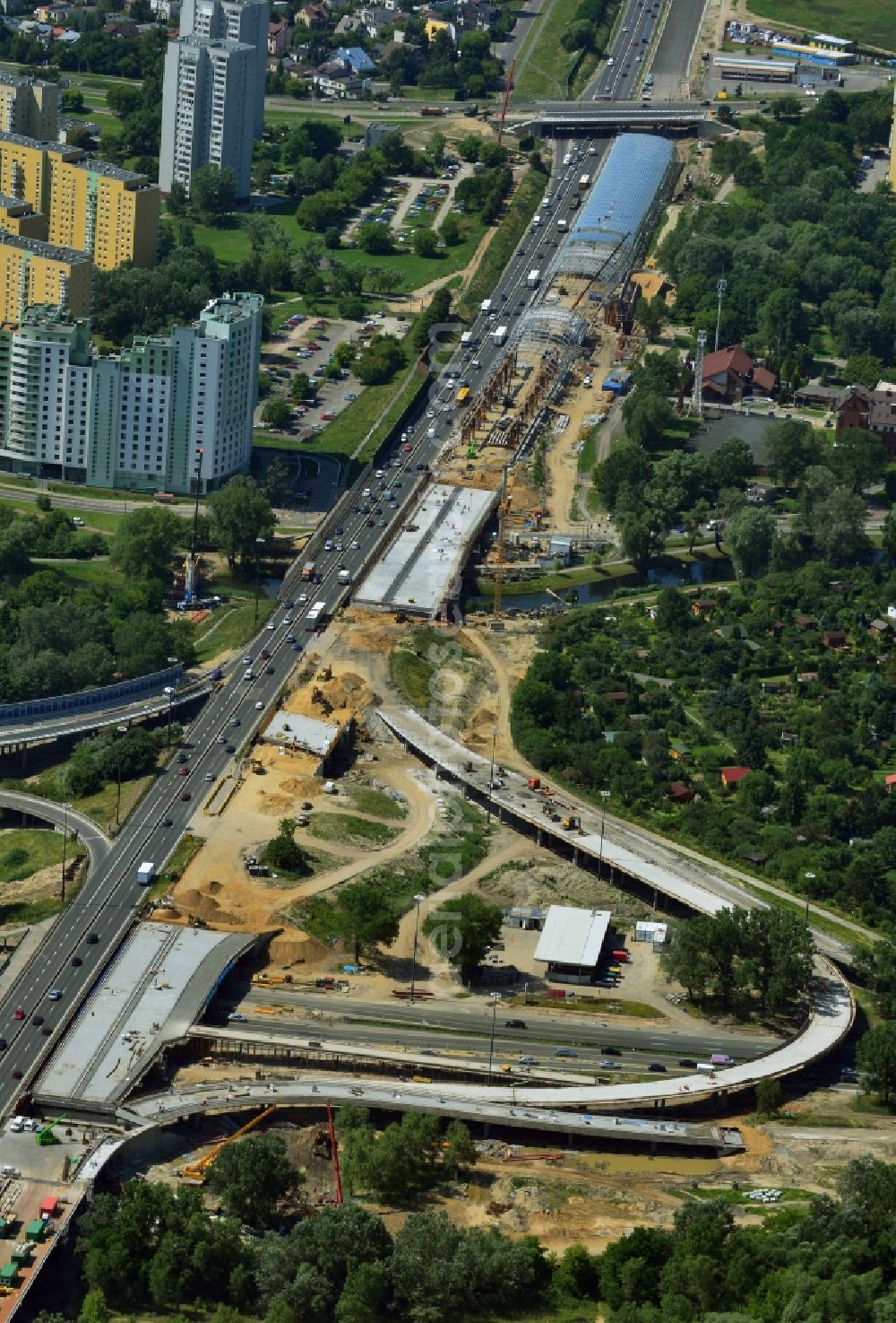 Aerial photograph Warschau - View of the glass roof mounting for expansion of the expressway Trasa Armii Krajowej in Warsaw in Poland