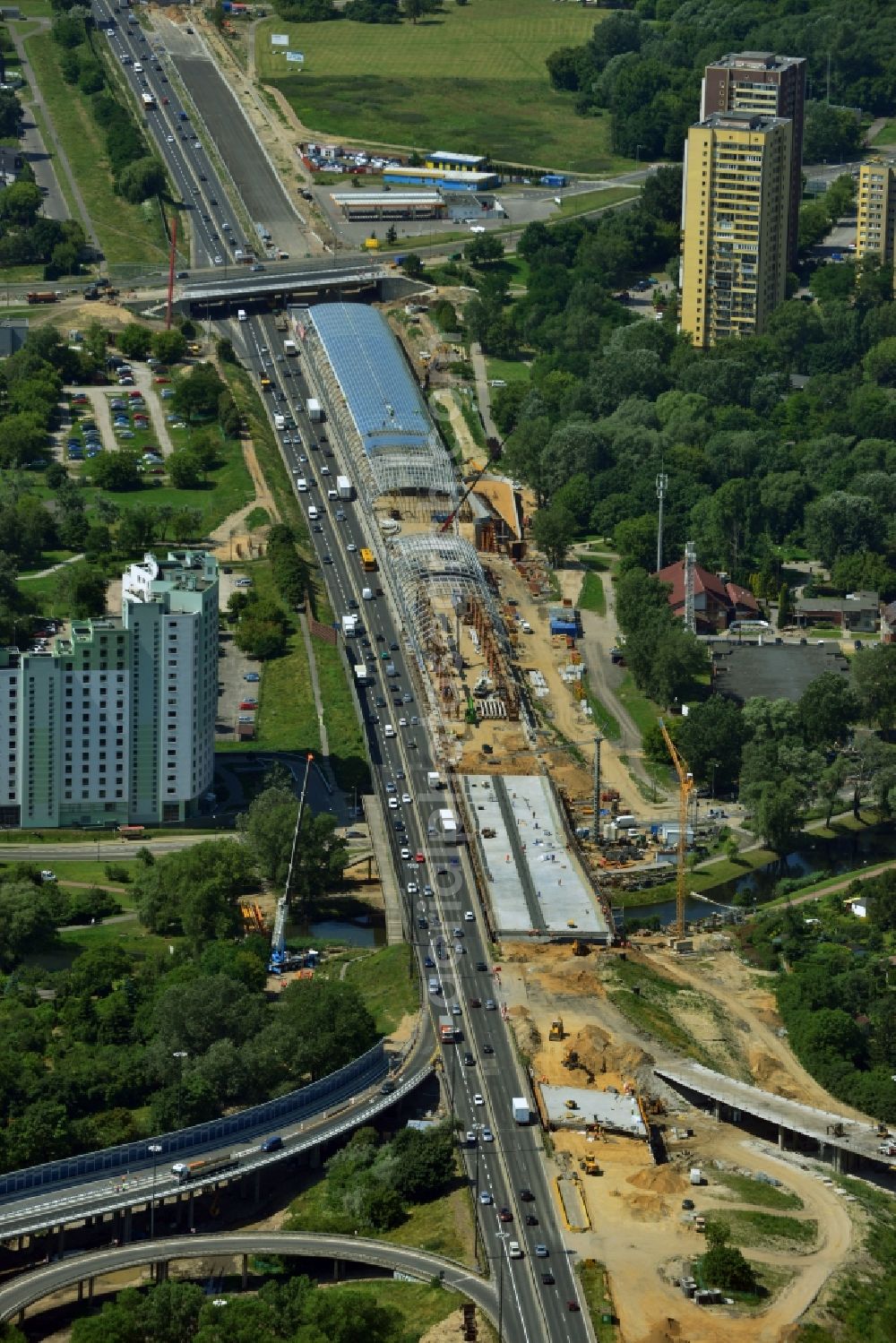 Warschau from the bird's eye view: View of the glass roof mounting for expansion of the expressway Trasa Armii Krajowej in Warsaw in Poland