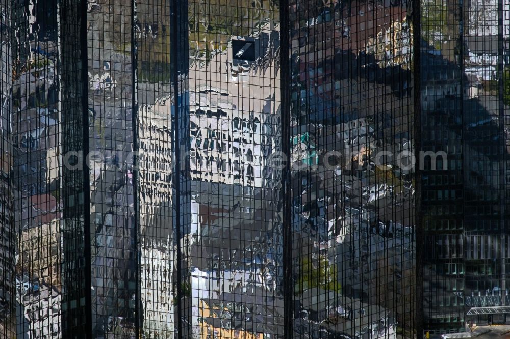 Aerial photograph Frankfurt am Main - Glass facade surfaces and structures on the high-rise building Deutsche Bank in the district Westend in Frankfurt in the state Hesse, Germany