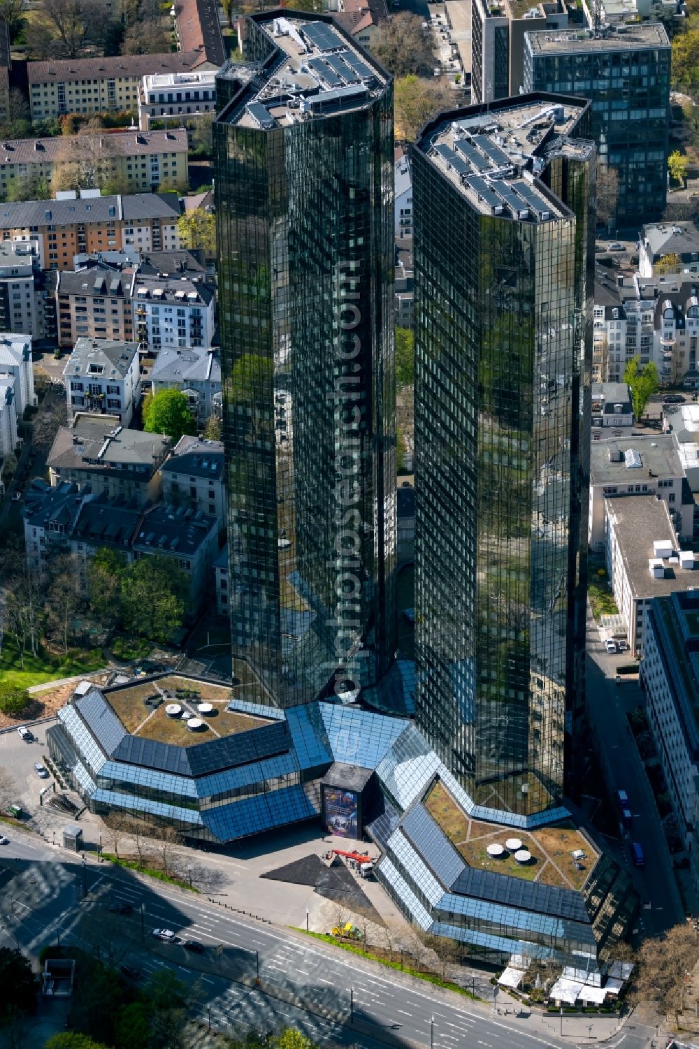 Aerial photograph Frankfurt am Main - Glass facade surfaces and structures on the high-rise building Deutsche Bank in the district Westend in Frankfurt in the state Hesse, Germany