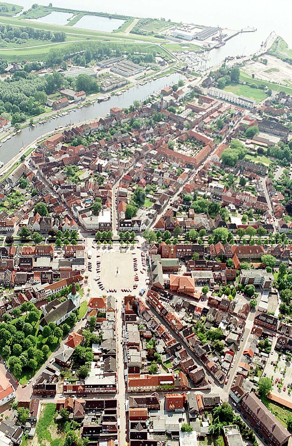 Glückstadt / Schleswig-Holstein from the bird's eye view: Stadtzentrum und Hafen von Glückstadt am Elbestrom nordwärts.