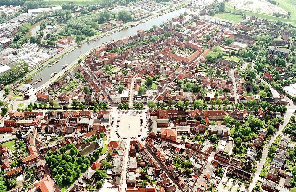 Aerial image Glückstadt / Schleswig-Holstein - Stadtzentrum und Hafen von Glückstadt am Elbestrom nordwärts.