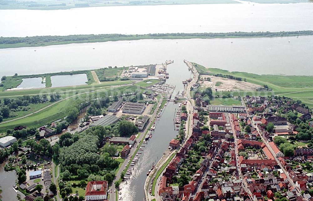 Glückstadt / Schleswig-Holstein from above - Stadtzentrum und Hafen von Glückstadt am Elbestrom nordwärts.