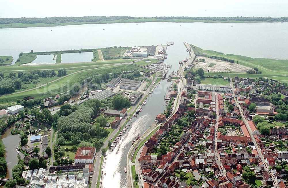 Aerial image Glückstadt / Schleswig-Holstein - Stadtzentrum und Hafen von Glückstadt am Elbestrom nordwärts.