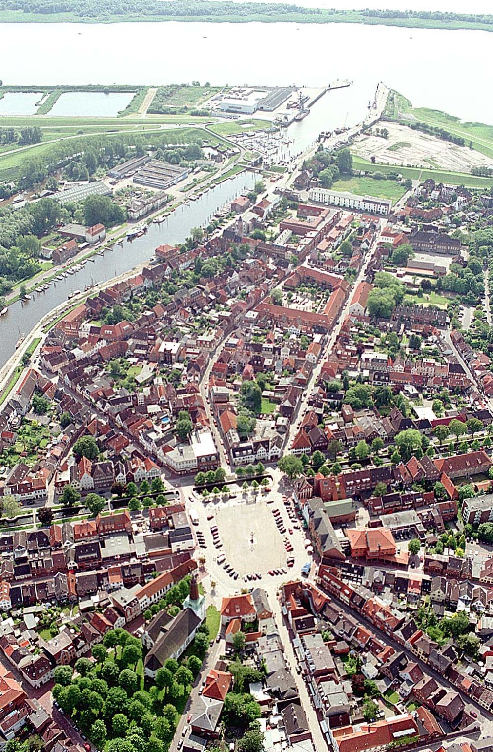 Aerial photograph Glückstadt / Schleswig-Holstein - Stadtzentrum und Hafen von Glückstadt am Elbestrom nordwärts.