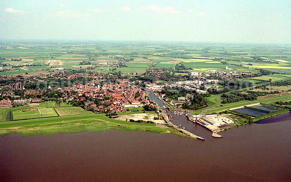 Aerial image Glückstadt / Schleswig-Holstein - Stadtzentrum und Hafen von Glückstadt am Elbestrom nordwärts.