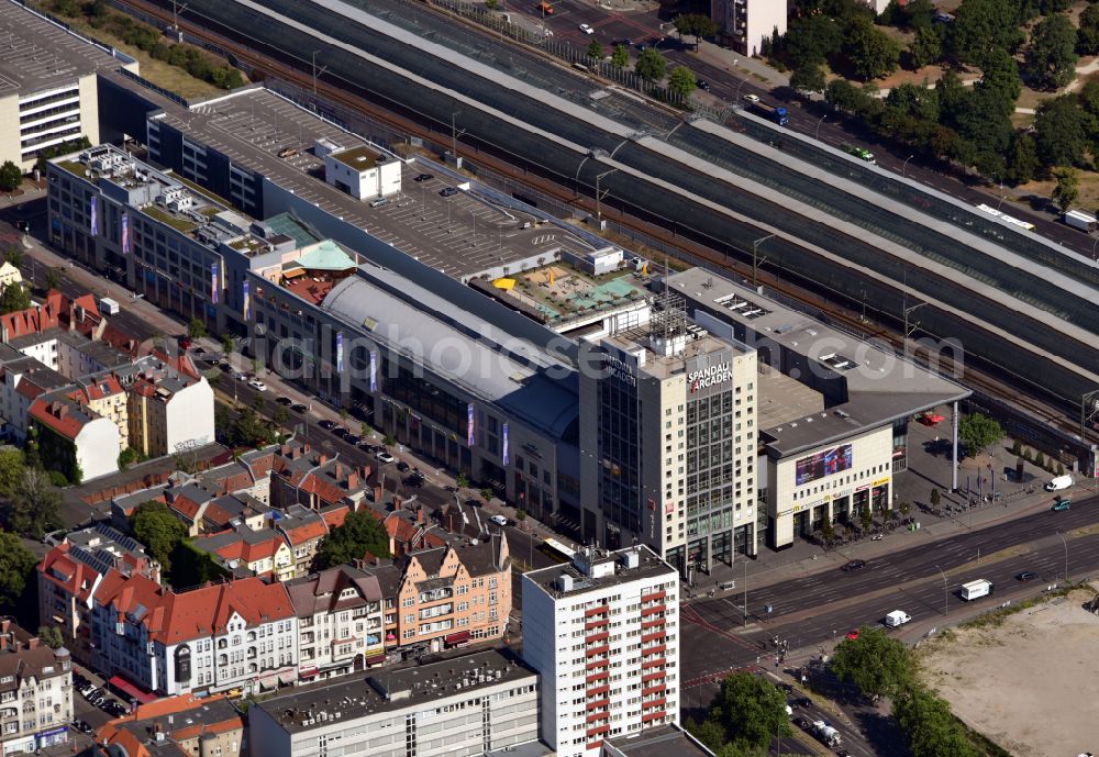 Aerial photograph Berlin - Tracks of the Spandau S-Bahn station and the Spandau Arcaden shopping centre on Klosterstrasse in the Spandau district of Berlin, Germany