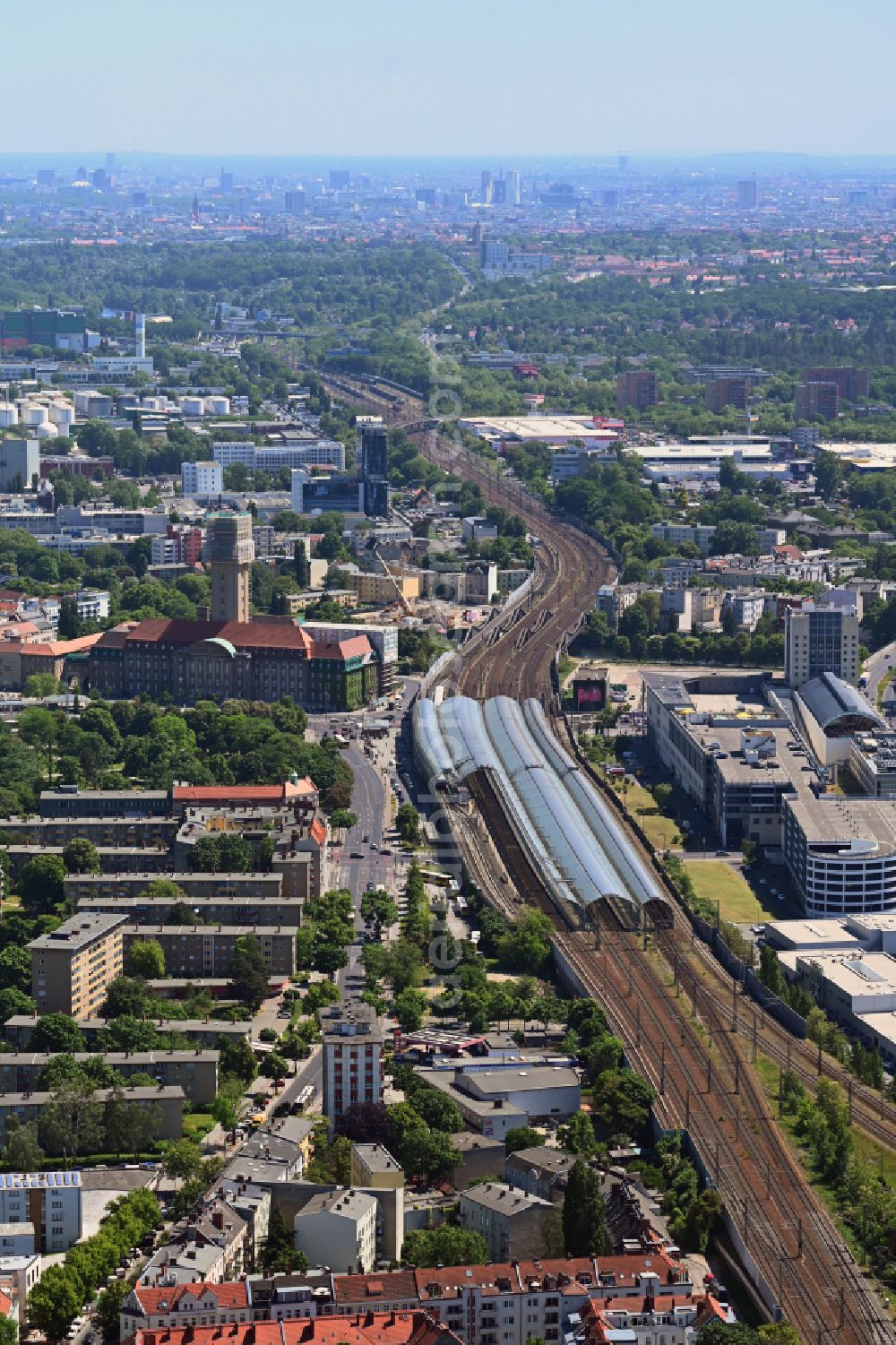 Aerial photograph Berlin - Tracks of the Spandau S-Bahn station and the Spandau Arcaden shopping centre on Klosterstrasse in the Spandau district of Berlin, Germany
