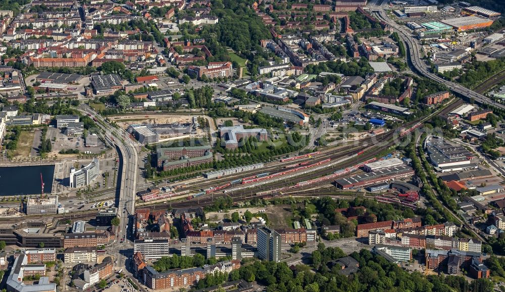 Kiel from the bird's eye view: Tracks of german railway between Gablenzbruecke - Gablenzstrasse and Theodor-Heusss-Ring bridge of federal street 76 at the depot of the operating plant in Kiel in the state Schleswig-Holstein, Germany