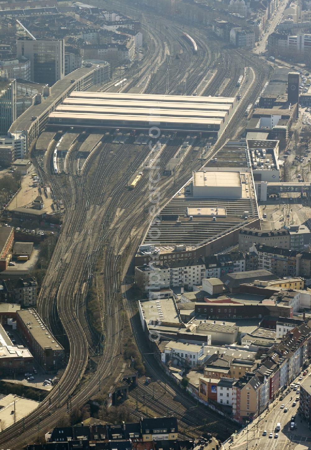 Düsseldorf from the bird's eye view: Railway tracks and buildings and the main station in Dusseldorf in North Rhine-Westphalia