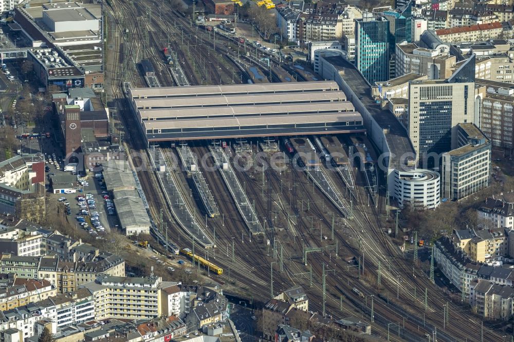 Aerial photograph Düsseldorf - Railway tracks and buildings and the main station in Dusseldorf in North Rhine-Westphalia