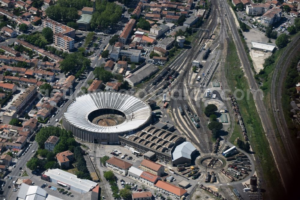 Aerial image Avignon - Trackage and rail routes on the roundhouse - locomotive hall of the railway operations work on Avennue Pierre Semard in Avignon in Provence-Alpes-Cote d'Azur, France