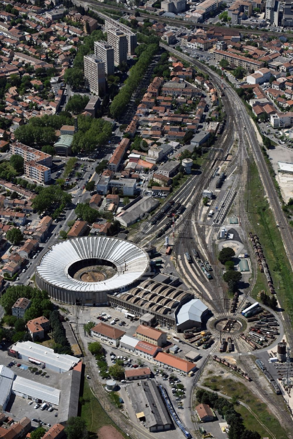 Aerial photograph Avignon - Trackage and rail routes on the roundhouse - locomotive hall of the railway operations work on Avennue Pierre Semard in Avignon in Provence-Alpes-Cote d'Azur, France