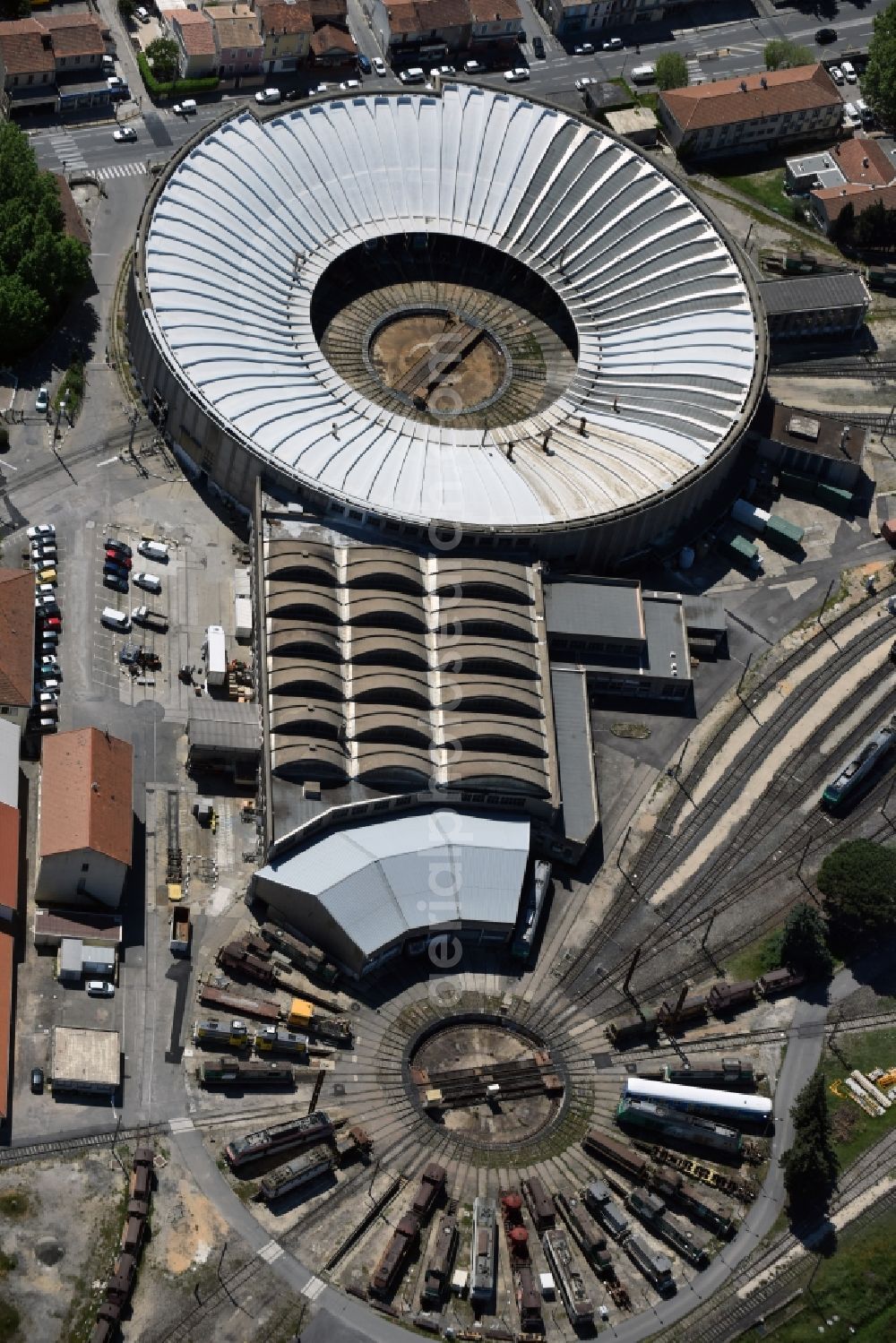 Aerial image Avignon - Trackage and rail routes on the roundhouse - locomotive hall of the railway operations work on Avennue Pierre Semard in Avignon in Provence-Alpes-Cote d'Azur, France