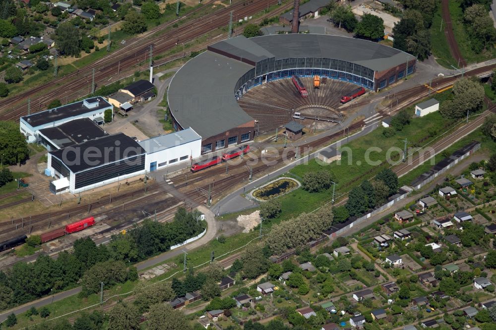 Aerial image Cottbus - Trackage and rail routes on the roundhouse - locomotive hall of the railway operations work in Cottbus in the state Brandenburg, Germany