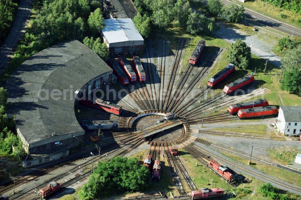 Aerial image Leipzig - Trackage and rail routes on the roundhouse - locomotive hall of the railway operations work Engelsdorf in Leipzig in the state Saxony