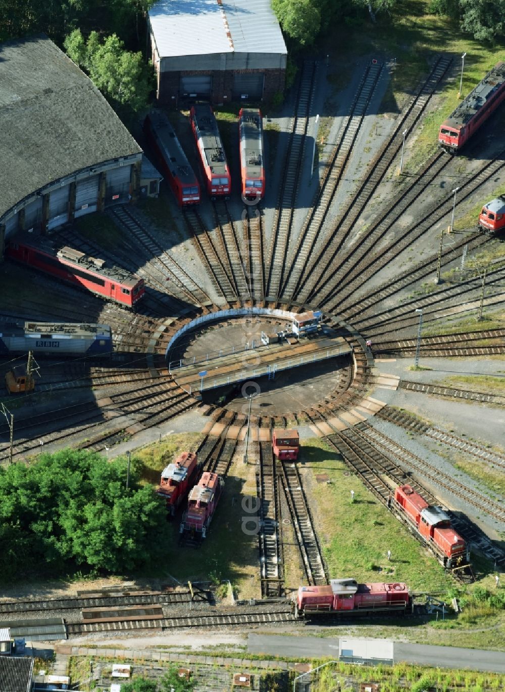 Aerial photograph Leipzig - Trackage and rail routes on the roundhouse - locomotive hall of the railway operations work Engelsdorf in Leipzig in the state Saxony