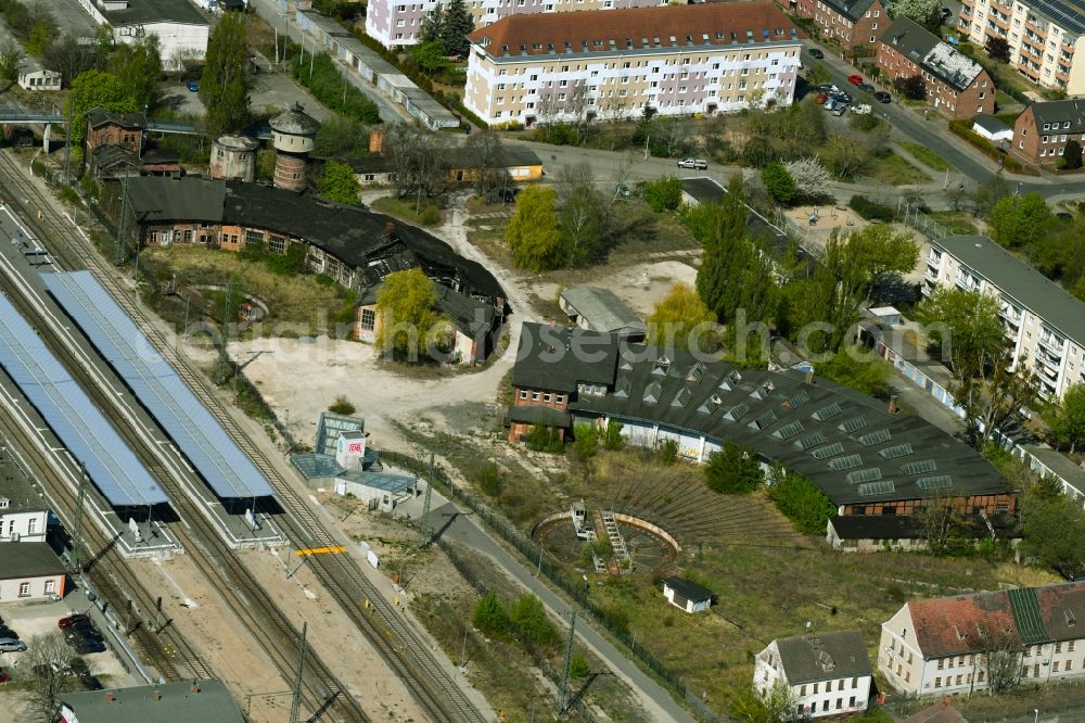 Aerial photograph Neubrandenburg - Trackage and rail routes on the roundhouse - locomotive hall of the railway operations work in the district Kuessow in Neubrandenburg in the state Mecklenburg - Western Pomerania, Germany