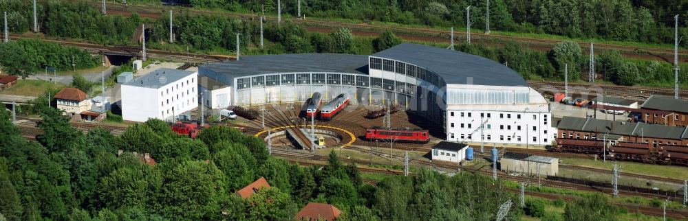 Aerial image Senftenberg - Trackage and rail routes on the roundhouse - locomotive hall of the railway operations work in Senftenberg in the state Brandenburg, Germany