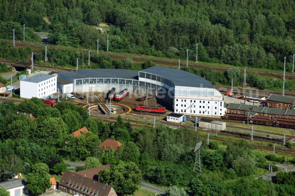 Aerial photograph Senftenberg - Trackage and rail routes on the roundhouse - locomotive hall of the railway operations work in Senftenberg in the state Brandenburg, Germany