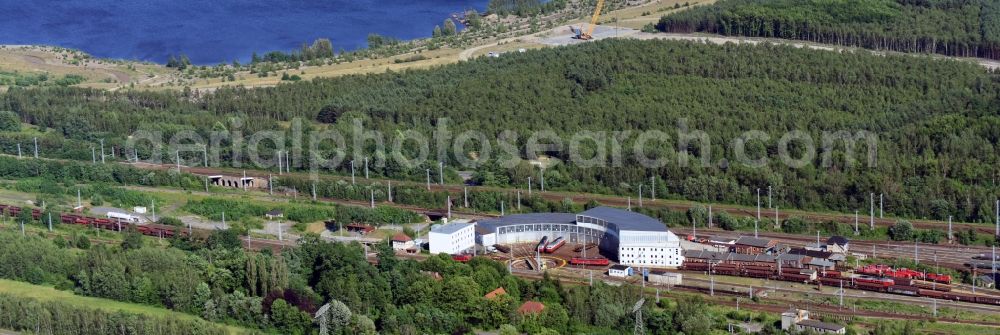 Senftenberg from the bird's eye view: Trackage and rail routes on the roundhouse - locomotive hall of the railway operations work in Senftenberg in the state Brandenburg, Germany