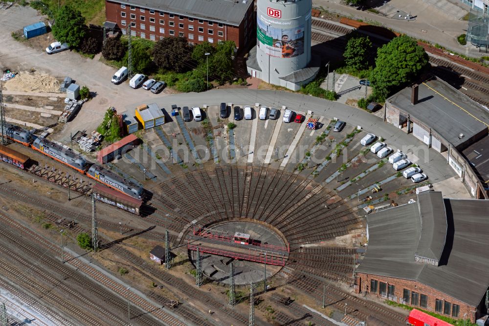 Bremen from the bird's eye view: Trackage and rail routes on the roundhouse - locomotive hall of the railway operations work on Central Station in the district Bahnhofsvorstadt in Bremen, Germany